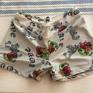White Tattoo-Print Women's Bike Shorts with Red & Green Heart Motif